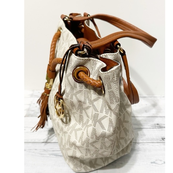 MICHAEL MICHAEL KORS
Jet Set Item Large Gathered Logo Tote - Picture 6 of 10